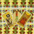 Tarot kortos su geltona rožių nugarėle, fanuotos ant stalo; matomos Major Arcana: Mirtis, Pakabintas žmogus ir Teisingumas