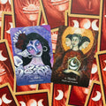 tarot kortos Hera ir Hecate iš iliustruoto orakulo rinkinio, Hera violetinė korta šalia auksinės Hecate