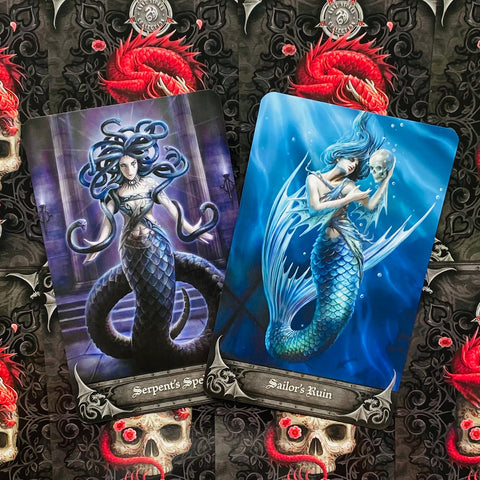 Tarot kortos su dviem iliustruotais kortelėmis — mėlyna undinė ir violetinė Medūza, detalus meno spaudas