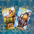 tarot kortos stambaus formato: dvi Pentaklių kortos (Karalienė ir Riteris) ant mėlynos ornamentuotos nugarėlės