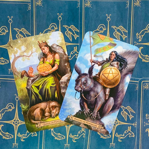 tarot kortos stambaus formato: dvi Pentaklių kortos (Karalienė ir Riteris) ant mėlynos ornamentuotos nugarėlės