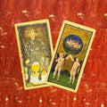 Tarot kortos, dvi antikvarinės iliustruotos kortos su riteriu ir dviem angelais, detali priekinių pusių ekspozicija ant raudono fono