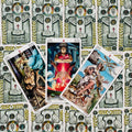 Tarot kortos su trimis lazdų kortomis (3, 4, 5) išdėstytos ant ornamentuotos nugarėlės, rodoma iš viršaus pirkėjams