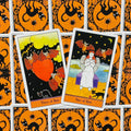 Taro kortos Halloween variantas — dvi atverstos kortos (Three of Bats ir Two of Bats) ant oranžinio kačių atspaudo fono