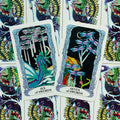 Tarot kortos su ryškiais žalio‑mėlynais drakono piešiniais, matomos Šešių kardų ir Septynių kardų kortos