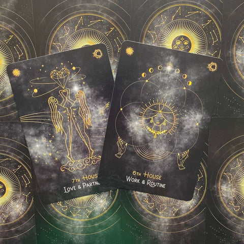 tarot kortos juodo fono su auksiniais piešiniais, dvi atvertos kortos (7th House – meilė, 6th House – darbas) kampu sukryžiuotos
