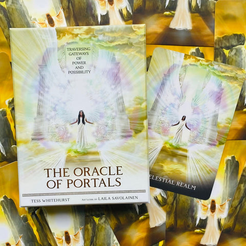 Orakulų kortos The Oracle of Portals baltame dėkle su spindinčia vartų iliustracija ir atversta korta šone, parodytos detalės pakuotėje
