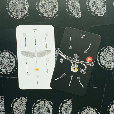 tarot kortos Orat Taro baltos ir juodos versijos, dvi atverstos kortos su sparnu, žiedu ir lazdelių motyvais