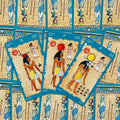 tarot kortos egiptietiško stiliaus su turkiškomis kraštinėmis — artimas trijų Pentaklių (8–10) kortų fragmentas ant kartotinio fono