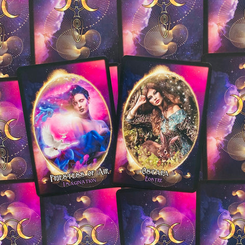tarot kortos Oracle of Visions: dvi atverstos kortos (Priestess of Air ir Ostara) su ryškiu violetiniu fone