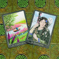 tarot kortos su žaliu keltų raštu, atverstos dvi kortos kampu — Go With the Flow ir Healing Grief, artimas planas