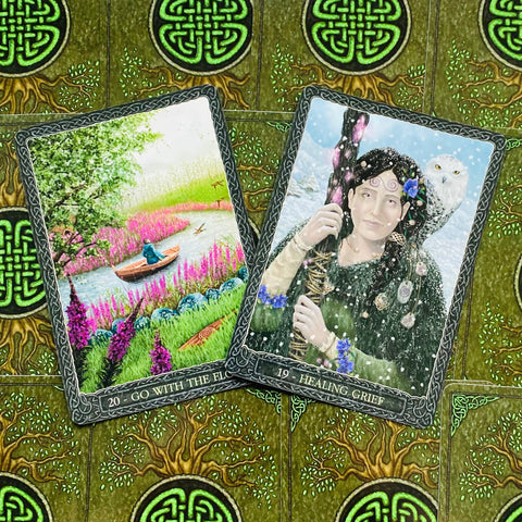 tarot kortos su žaliu keltų raštu, atverstos dvi kortos kampu — Go With the Flow ir Healing Grief, artimas planas