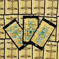 tarot kortos egiptietiško papiruso dizaino, trys atverstos kortos (6, 7, 8) su mėlynomis taurėmis ant juodo rėmo, fone kortų nugarėlėsTRGL