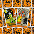 Tarot kortos Helovino tematikos komplektas — dvi priekinės kortos (Three ir Four of Pumpkins), oranžinė nugarėlė su juoda katė