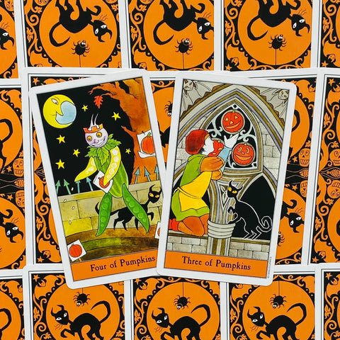 Tarot kortos Helovino tematikos komplektas — dvi priekinės kortos (Three ir Four of Pumpkins), oranžinė nugarėlė su juoda katė