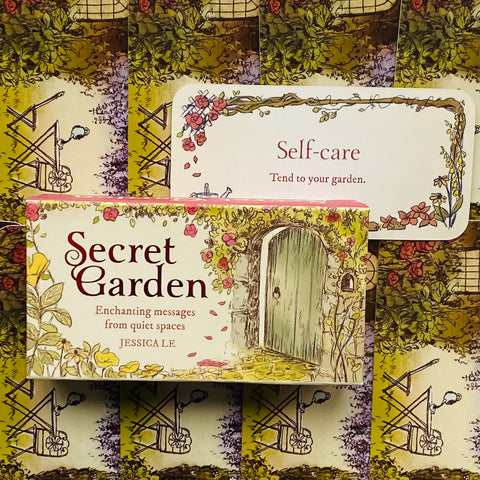 Kortelių rinkinys Secret Garden – dekoratyvi dėžutė su žaliu vartų piešiniu ir parodyta Self-care kortelė