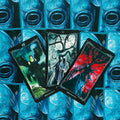 Tarot kortos su mėlynomis nugarėlėmis, trys atverstos kortos centre su tamsios fantastikos iliustracijomis, kampu išdėstytos