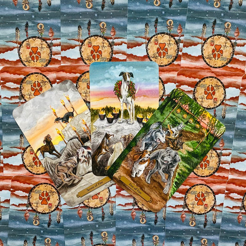 tarot kortos su gyvūnų iliustracijomis, trys atverstos kortos išdėstytos ventiliatoriumi ant raštuoto fono