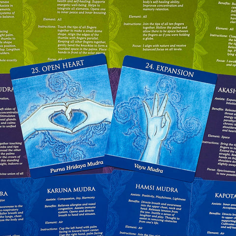 Mudrų kortos – mėlyni iliustruoti 25 Open Heart ir 24 Expansion kortų duetas, persidengiantis kampu ant instrukcinių lapų