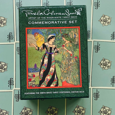 Tarot kortos Pamela Colman Smith – žalia jubiliejinė dėžutė su spalvotu iliustruotu viršeliu (centennial edition), rodoma iš priekio