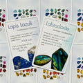 Kristalų kortelės: Lapis Lazuli ir Labradorite priekinės kortelės su didelėmis akmenų iliustracijomis ir šviesiu fonu produkto galerijoje