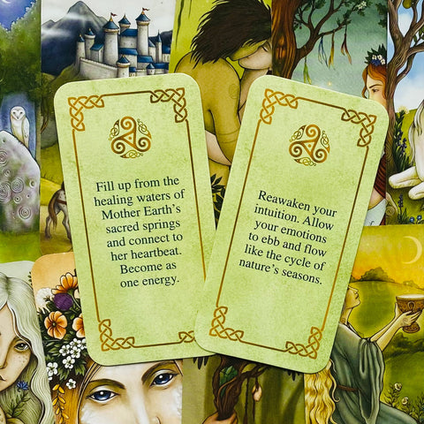 Tarot kortos su žaliomis tekstinėmis kortelėmis – dvi atidengtos su gydymo ir intuicijos žinutėmis, fone iliustracijos