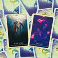 Tarot kortos su „Soul Cage“ ir „Dreams“ iliustracijomis, artimas kadras rodo kortų priekį ir spalvingą nugarėlę