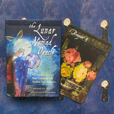 Lunar Nomad Oracle kortos Shaheen Miro, mėlynas 43 kortų dėklas fotografuotas iš viršaus su atversta rožių korta