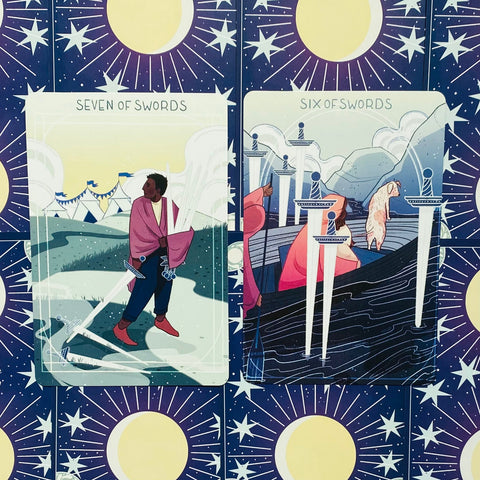 Tarot kortos dviejų kortų rinkinys su „Six of Swords“ ir „Seven of Swords“ iliustracijomis ant tamsiai mėlyno mėnulio žvaigždžių fono, parinktis su skirtingomis kortų priekinėmis iliustracijomis