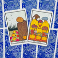 Tarot kortos Rider‑Waite stiliaus: dvi atverstos kortos (Penki taurės ir Šeši taurės) ant mėlynos raštuotos nugarėlės, galerijos variantas