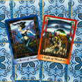 tarot kortos dvi spalvotos kortos Seven of Wands ir Eight of Wands ant mėlyno raštuoto fono, pasvirusios kampu