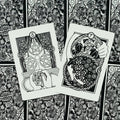 Tarot kortos juodai baltos iliustracijos, dvi atvertos kortos su pentakliais ir virvės motyvais, ornamentinis gėlių fonas