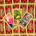 Lenormand kortos su raudona auksuota nugarėle ir trimis ištrauktomis kortomis (Debesys, Medis, Namas) šiek tiek pasvirusios, skirtos introspekcijos sklaidai