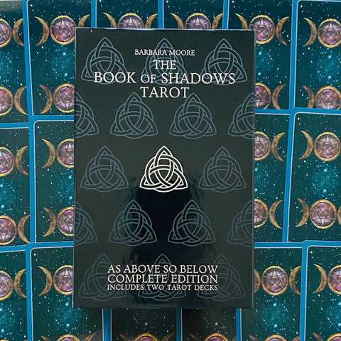 tarot kortos The Book of Shadows (Barbara Moore) juoda ornamentuota dėžutė, komplekte dvi kaladės, matomos išdėstytos kortų nugarėlės