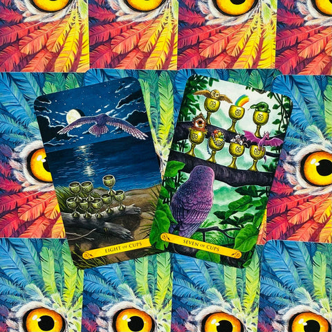 tarot kortos su taurų rūšimis, dvi iliustruotos kortos (Eight ir Seven of Cups) ant ryškaus plunksnų fono, išdėstytos plokščiai ir parodytos variantų spalvų kontrastu