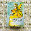 Mystic Faerie Tarot kortų rinkinys — Linda Ravenscroft pakuotės priekinis viršelis su geltona fėja ant ornamentinio fono