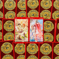 Tarot kortos su raudonomis nugarėlėmis ir auksiniu gyvatės ženklo raštu, dvi atverstos kortos centre ir artefaktinis maketas