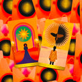 tarot kortos ryškiai oranžiniame fone, dvi atverstos kortos — Dešimt ir Devyni pentaklų, skirtingi saulės motyvai ir kampu sudėliotos