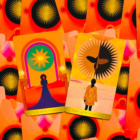tarot kortos ryškiai oranžiniame fone, dvi atverstos kortos — Dešimt ir Devyni pentaklų, skirtingi saulės motyvai ir kampu sudėliotos