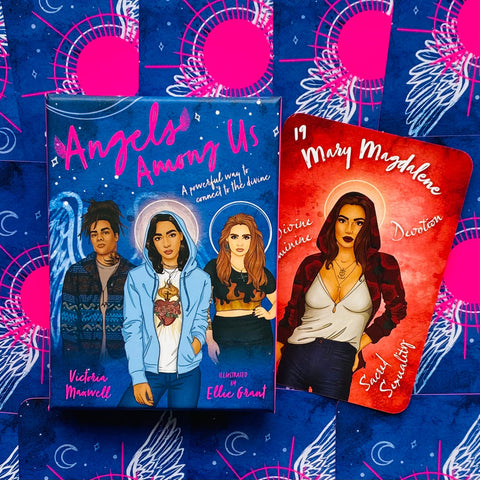Angelų kortos "Angels Among Us" mėlyname dėkle su rožiniais užrašais ir atversta raudona Mary Magdalene korta, parodanti iliustraciją ir temą