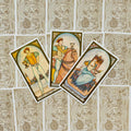 tarot kortos vintage stiliaus: trys taurų kortos (paikas, riteris, karalienė) išdėstytos ant smėlio spalvos ornamentuotų nugarėlių