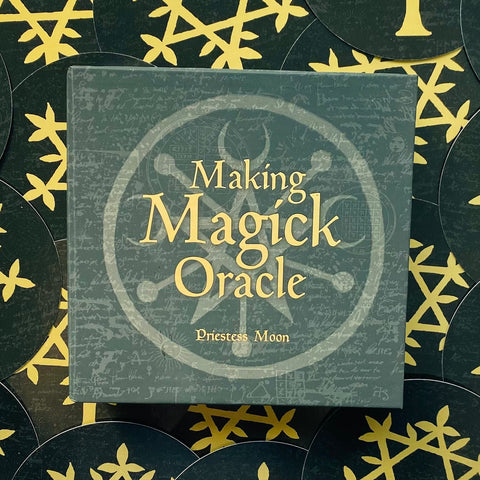 Orakulo kortos tamsiai žalia dėžutė su auksiniu užrašu Making Magick Oracle, Priestess Moon leidimas