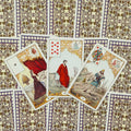 tarot kortos su vintažinėmis iliustracijomis, trys atvertos kortos per kraštą išdėstytos ant violetinio ornamentuoto fono