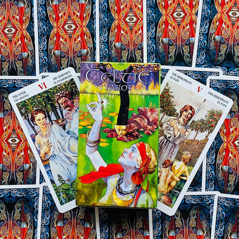 Tarot kortos Celtic Tarot spalvotame dėkle su trimis išdėstytomis kortomis (Įsimylėjėliai, Popiežius) ir raštuotomis nugarėlėmis
