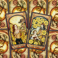 tarot kortos Pentaklių serija, dvi kortos su vintagiškomis iliustracijomis ir geltonais penkiakampiais, artimas kadras