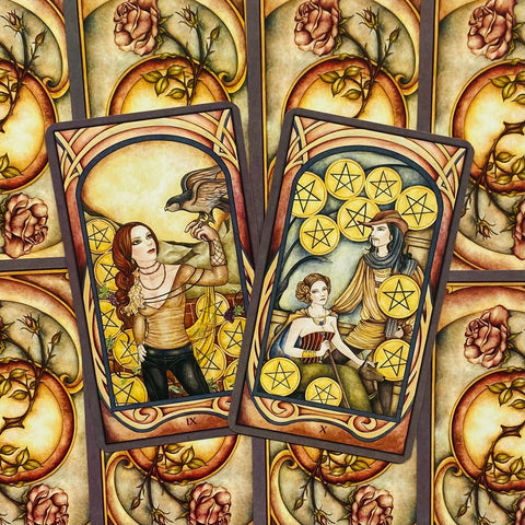 tarot kortos Pentaklių serija, dvi kortos su vintagiškomis iliustracijomis ir geltonais penkiakampiais, artimas kadras