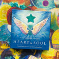 Orakulo kortos Heart & Soul mėlyname dėkle, autorius Toni Carmine Salerno, pilnas rinkinys ant spalvoto širdžių fono