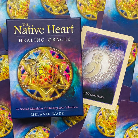 Orakulo kortos Native Heart, Melanie Ware — tamsiai mėlynas dėklas su auksine mandala ir viena atversta korta