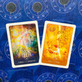 tarot kortos artimas planas: Mergelės (mėlyna) ir Liūto (auksinė) kortos priekinės pusės, unikalus derinys