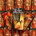 Tarot kortos Tarot Draconis dėžutė su žaliu drakonu ir dvi atverstos kortos ugniniu raštu, rodoma iš viršaus
